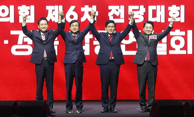 단체사진 촬영하는 국민의힘 당대표 후보들     (대구=연합뉴스) 윤관식 기자 = 국민의힘 당대표 선거에 출마한 장동혁·조경태·김문수·안철수(왼쪽부터) 후보가 8일 대구 북구 엑스코에서 열린 국민의힘 제6차 전당대회 대구·경북 합동연설회에서 단체 사진 촬영을 하고 있다. 2025.8.8     psik@yna.co.kr (끝)
