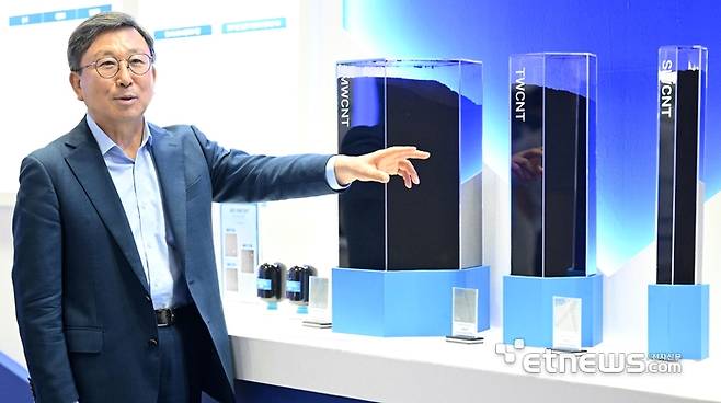 강득주 제이오 대표가 자사 탄소나노튜브(CNT) 제품을 소개하고 있다. 이동근기자 foto@etnews.com