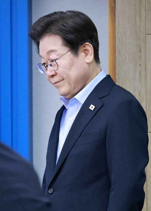 이재명 대통령, 6차 수석·보좌관 회의 참석     (서울=연합뉴스) 홍해인 기자 = 이재명 대통령이 31일 서울 용산 대통령실 청사에서 열린 6차  수석·보좌관 회의에 입장하고 있다. 2025.7.31 [대통령실통신사진기자단]     hihong@yna.co.kr (끝)