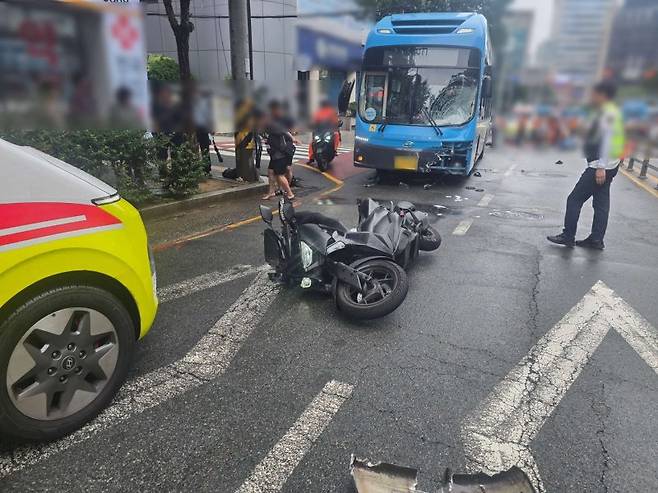 10일 오후 1시께 부산 부산진구의 한 교차로에서 시내버스가 보행자와 오토바이를 잇달아 치었다. 부산경찰청 제공