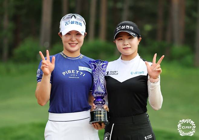 언니 고지우(왼쪽)가 지난 6월 우승한 '맥콜-모나 용평 오픈'에서 고지원이 함께 축하하며 기념촬영을 하고 있다. KLPGA 제공
