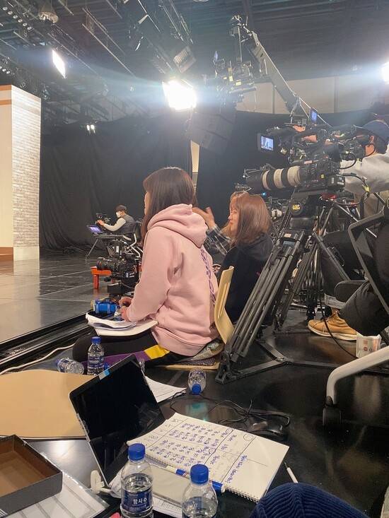 동이씨가 예능 출연자들의 방송 촬영 모습을 지켜보고 있다. 본인 제공