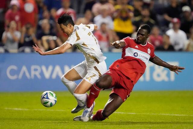 로스앤젤레스에프시(LAFC) 손흥민이 10일(한국시각) 시카고 파이어와 2025 미국프로축구(MLS) 데뷔전에서 상대 수비 카를로스 테란의 태클에 걸려 넘어지며 페널티킥을 얻어내고 있다. 일리노이/AFP연합뉴스