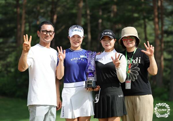 제주 삼다수 마스터스에서 우승한 고지원(오른쪽에서 두번째)과 언니 고지우. KLPGA 제공
