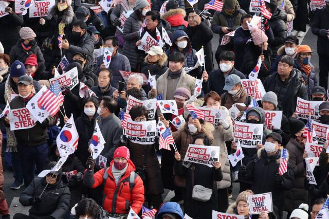 윤석열 대통령 탄핵 반대 지지자들이 1월12일 오후 서울 용산구 한남동 대통령 관저 인근에서 탄핵 반대 집회를 열고 있다. 정용일 선임기자 yongil@hani.co.kr