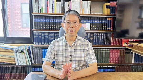 조정환 대표가 인터뷰 뒤 사진 촬영을 하고 있다.       강성만 선임기자