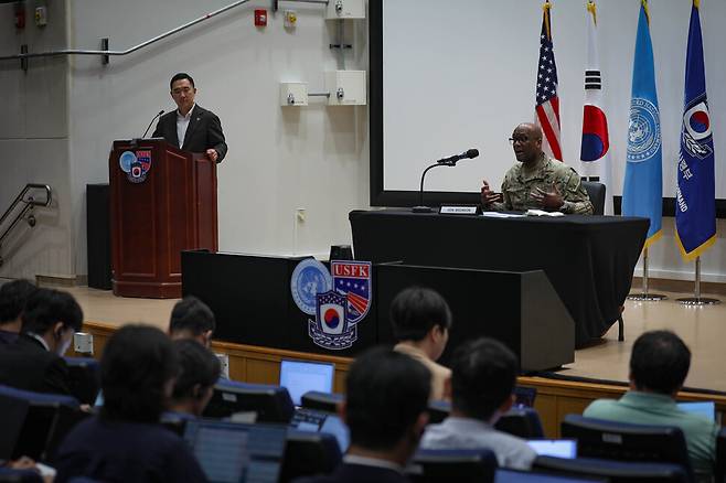 제이비어 브런슨 주한미군사령관이 지난 8일 경기 평택 캠프 험프리스에서 국방부 출입기자들과 인터뷰를 하고 있다. 주한미군사령부 제공