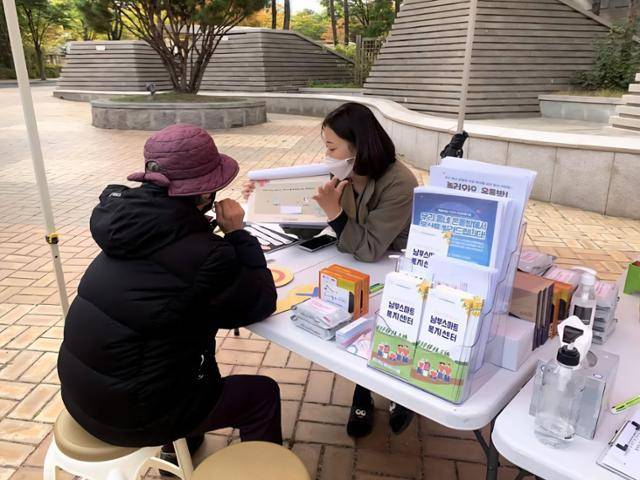 김희라씨가 현역 사회복지사로 일했던 2020년 10월 지역사회 주민을 만나 복지제도에 대해 설명하고 있다. 김희라씨 제공