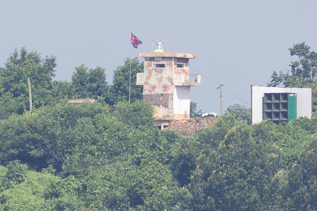 5일 경기 파주시 접경지역에서 바라본 북한 임진강변 초소에 대남 확성기가 평소처럼 설치돼 있다. 파주=연합뉴스