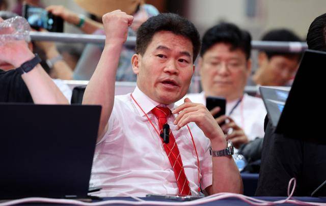 한국사 강사 전한길씨가 지난 8일 대구 북구에서 열린 국민의힘 전당대회 대구·경북 합동연설회에 참석해 있다. 대구=뉴시스