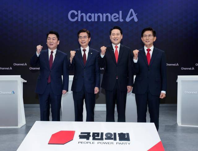 안철수(왼쪽부터), 조경태, 장동혁, 김문수 국민의힘 당대표 후보가 10일 서울 종로구 광화문 채널A스튜디오에서 '국민의힘 8·22 전당대회' 첫 방송토론회를 시작하기 전에 기념촬영을 하고 있다. 뉴시스