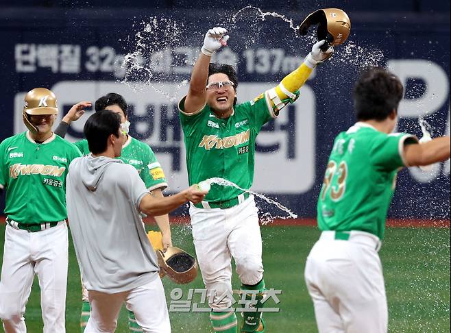 2025 KBO리그 프로야구 키움히어로즈와 두산베어스의 경기가 10일 오후 서울 고척스카이돔에서 열렸다. 9회말 1사 1,2루 끝내기 안타를 친 임지열이 동료들의 축하 물세례를 받으며 환호하고 있다. 고척=김민규 기자 mgkim1@edaily.co.kr /2025.08.10/