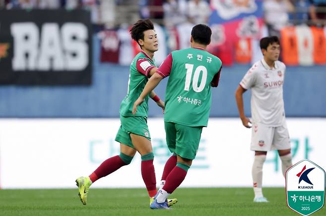 10일 대전월드컵경기장에서 열린 대전과 수원FC의 하나은행 K리그1 2025 25라운드. 대전 최건주가 선제골 뒤 주민규와 기뻐하고 있다. 사진=프로축구연맹