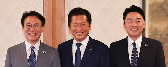 김민석 국무총리(왼쪽)가 10일 서울 종로구 삼청동 총리공관에서 열린 고위당정협의회에서 더불어민주당 정청래 대표(가운데), 강훈식 대통령 비서실장과 기념촬영을 하고 있다. 2025.8.10 [사진=연합뉴스]