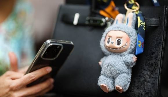 가방에 달려 있는 라부부 인형. [사진=연합뉴스]