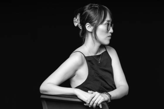 2016년 『환상통』을 발표할 때와 ‘사과와 링고’, ‘최애의 아이’를 발표한 2025년의 ‘팬 문화’는 확실히 다르다. 그는 “친밀감까지 소비대상이 되는 지금 상황에 문제의식을 가지고 있다”며 “우리가 서로를 지키기 위해 팬들이 자기 주관을 가지고 내면의 규칙을 세우면 좋겠다고 생각한다”고 말했다. 권혁재 사진전문기자