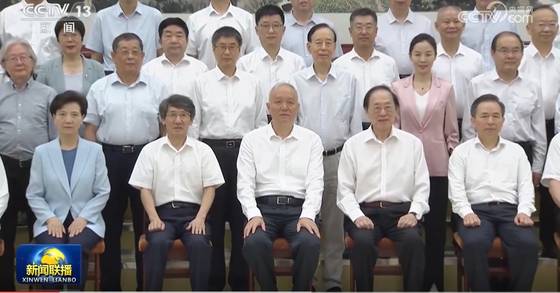 지난 2024년 8월 3일 중국중앙방송(CC-TV)이 보도한 베이다이허 전문가 회의. 차이치 중국공산당 중앙정치국 상무위원 좌우로 물리학자 쉐치쿤(薛其坤) 남방과기대 총장, 인공지능 전문가 야오치즈(姚期智) 칭화대 교수가 앉았다. CC-TV 캡처