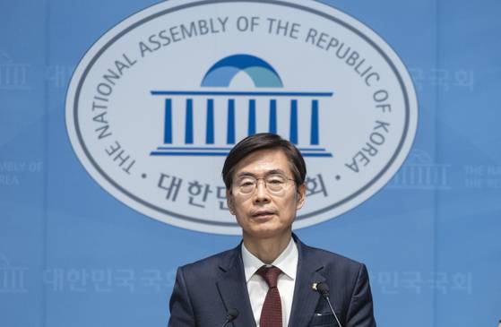 국민의힘 당 대표 선거에 출마한 조경태 의원이 지난 8일 국회에서 긴급 기자회견을 하고 있다.   조 의원은 국민의힘 당 대표 선거에 경쟁하고 있는 김문수 후보가 전날 발언한 '계엄 발언'과 '윤석열 전 대통령 복당' 관련 발언에 대해 규탄하고 '정계 은퇴'를 요청했다. 연합뉴스