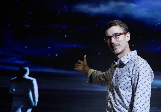 뮤지컬 '위대한 개츠비' 작곡가 제이슨 하울랜드가 서울 역삼동 GS아트센터에서 중앙일보와 인터뷰하고 있다. 그는 화면이 바뀌는 전광판 앞에서 좋아하는 '위대한 개츠비' 장면이 나오길 기다렸다가 사진 촬영에 응했다. 권혁재 사진전문기자