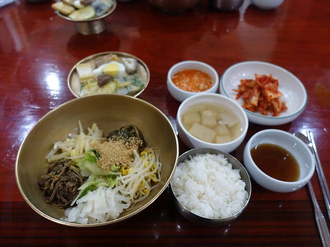 헛제삿밥은 깨소금에 고추장 대신 간장을 넣어 비벼먹는다. 담백하면서도 고소한 감칠맛이 일품이다.