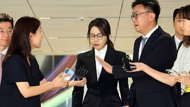 지난 6일, 특검 조사 마치고 귀가하는 김건희 여사. 출처 : 연합뉴스