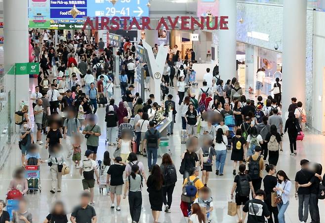 인천국제공항 1터미널 면세점이 해외로 떠나는 여행객들로 붐비고 있다. /사진=최혁 기자