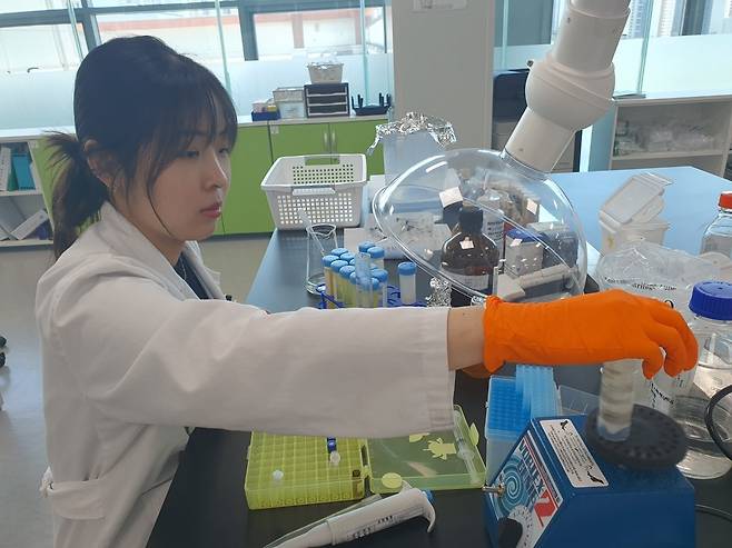 임준희 연구원이 분석을 위한 전처리 과정 중이다. 청주=윤현주 기자