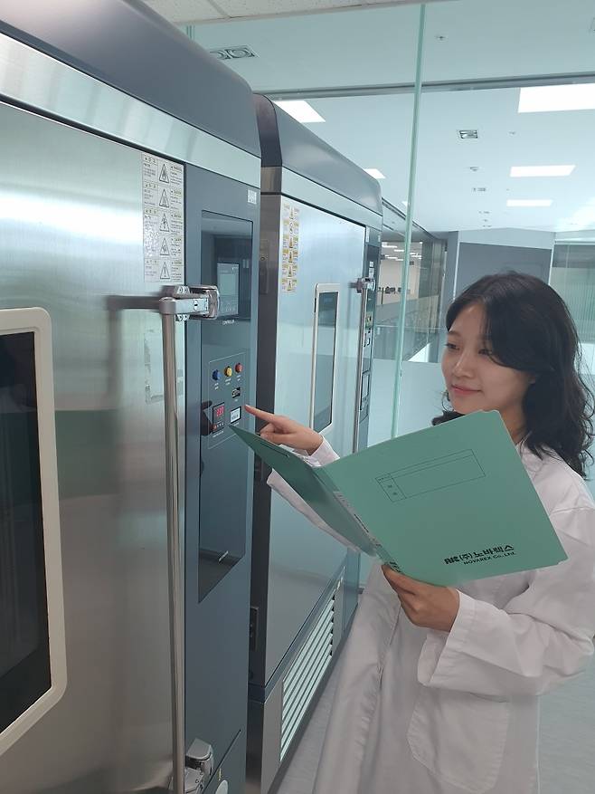 황수빈 연구원이 품질 관리 업무를 하고 있다. 청주=윤현주 기자