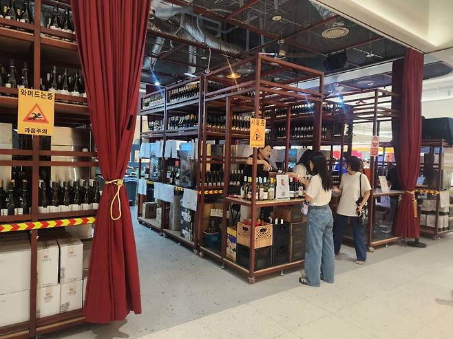 와인 창고 스타일의 '와인무' 매장 전경