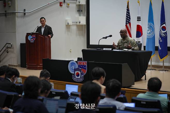 제이비어 브런슨 주한미군사령관(한·미연합군사령관·유엔군사령관 겸직)이 지난 8일 경기 평택 캠프 험프리스에서 열린 기자 간담회에서 발언을 하고 있다. 주한미군사령부 제공