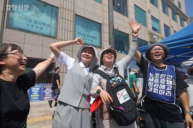 참가자들이 고 지부장을 향해 손 흔들고 있다.