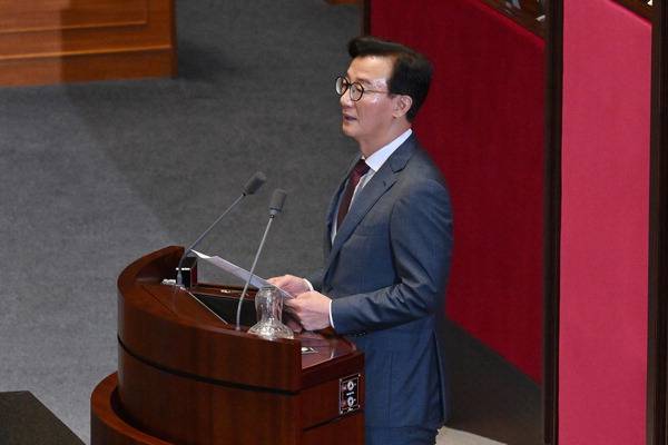 전재수 해양수산부 장관이 지난 4일 국회 본회의에서 취임 인사를 하고 있다. 김정록 기자