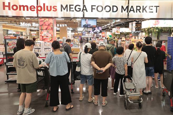 Shoppers wait at a Homeplus store in Gangseo-gu, Seoul, ahead of a major sales event on July 24. (Yonhap)