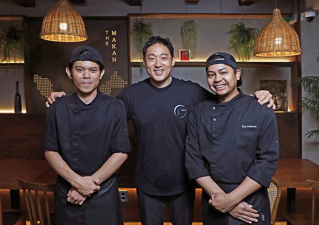 Owner Chae Soo-kwang, center, poses with chefs at The Makan, a Malaysian restaurant in Songpa District, southern Seoul. [PARK SANG-MOON]
