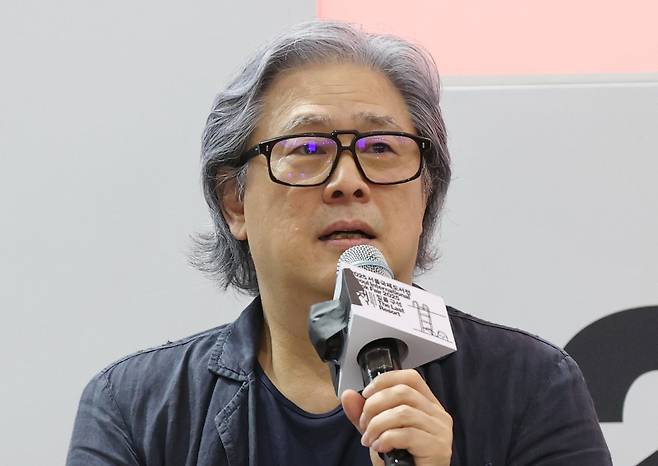 박찬욱 감독이 6월20일 서울 강남구 코엑스에서 열린 ‘2025 서울국제도서전’에서 ‘박찬욱 감독의 믿을 구석’을 주제로 강연하고 있다. 연합뉴스