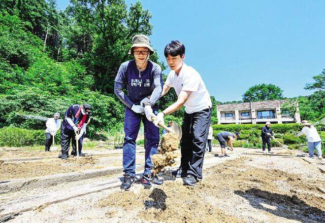 사회복지사인 교사(오른쪽)가 자폐성 장애인 보호사업장 래그랜느 직원에게 농사법을 알려주고 있다. 포천=신석현 포토그래퍼