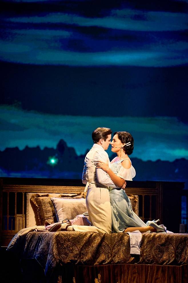 뮤지컬 ‘위대한 개츠비’의 1막 마지막 장면으로, 남녀 주인공 개츠비과 데이지가 사랑을 확인하는 장면. (c)오디컴퍼니