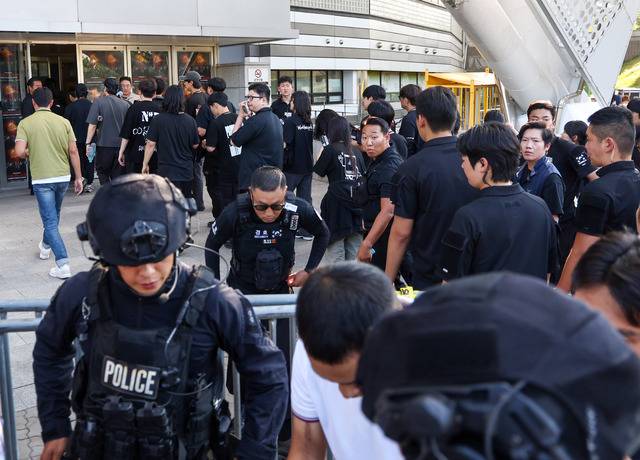 10일 서울 올림픽공원 KSPO돔(올림픽체조경기장)에서 폭발물 설치 신고가 접수돼 특공대가 수색을 마친 가운데 공연 관계자들이 재입장하고 있다.연합뉴스