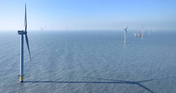 신안군 해상에 건설 중인 해상풍력발전 시설. 전라남도청