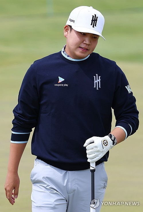 고심하는 장유빈. 사진[연합뉴스]