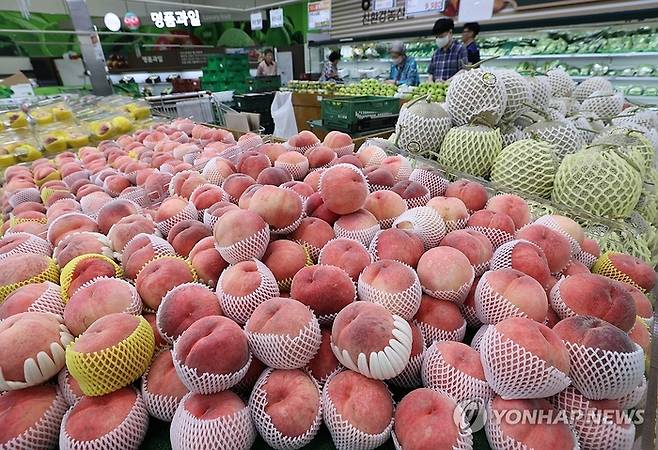 복숭아가 진열된 대형마트. 연합뉴스