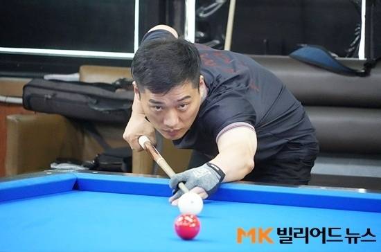 빌킹코리아 선수부장인 차명종 선수가 빌킹스타즈에서 스트로크하고 있다.