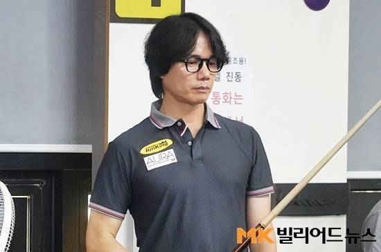 프로골퍼 출신 트로트가수인 이프로는 남다른 당구실력을 과시했다.