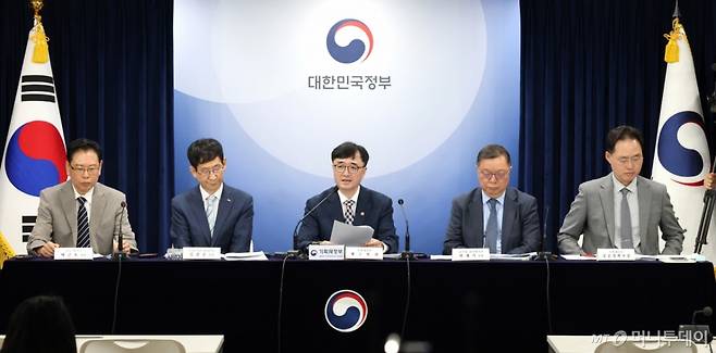 임기근 기획재정부 2차관이 20일 오전 서울 종로구 정부서울청사에서 2024년도 공공기관 경영평가 결과를 발표하고 있다.   왼쪽부터 배근호 감사평가단장, 김춘순 준정부기관 평가단장, 임 2차관, 곽채기 공기업 평가단장, 장정진 공공정책국장. /사진=뉴스1