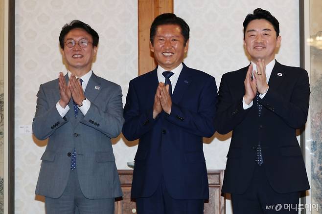 [서울=뉴시스] 김명원 기자 = 김민석(왼쪽) 국무총리와 정청래(가운데) 더불어민주당 대표,  강훈식 대통령실 비서실장이 10일 서울 종로구 삼청동 총리공관에서 열린 제2차 고위당정협의회에 앞서 기념촬영을 하고 있다. (공동취재) 2025.08.10. photo@newsis.com /사진=