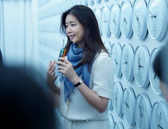 지난 8일 제주 서귀포 포도뮤지엄 제2 전시실에서 김희영 총괄 디렉터가 이완 작가의 ‘고유시’에 대해 설명하고 있다. 포도뮤지엄 제공