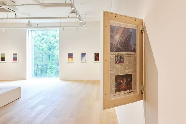 뉴욕타임즈 종이신문 1면을 그림으로 채우고,  여기에 영감을 준 기사를 뒤에 담아 작품 앞·뒷면 모두를 감상할 수 있게 한 쇼 시부야 작가의 연작. 포도뮤지엄 제공