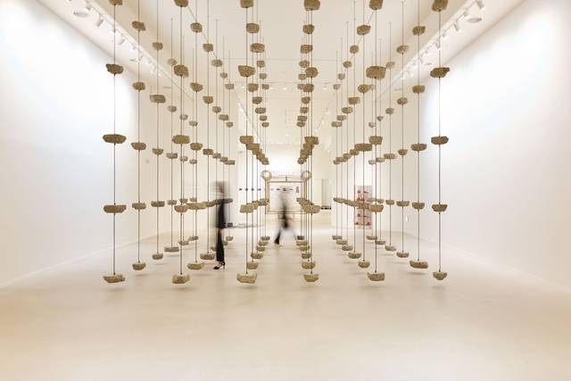 ‘우리 이토록 작은 존재들‘ 의 시작을 알리는 작품, 모나 하툼의  ‘남은 것들(Remains to be Seen)’. 포도뮤지엄 제공