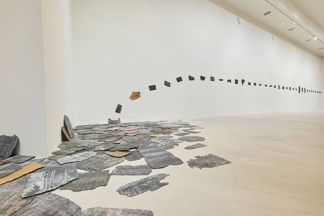 제니 홀저의 ‘커스드(Cursed)’. 긴 벽을 따라 196개의 낡은 금속판이 걸려있고 일부는 바닥에 흩어져 있다. 사회적 긴장이 극단으로 치달았던 시기에 소셜미디어에 올라온 정치적 언어들을 수집한 것으로,  도널드 트럼프 미국 대통령이  ‘X’에서 쏟아낸 말들도 있다.  포도뮤지엄 제공