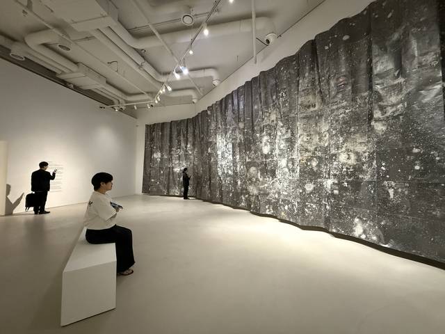 지난 9일 제주 서귀포 포도뮤지엄에서 개막한 ‘우리 이토록 작은 존재들’에 출품된 수미 카나자와 작가의 ‘신문지 위의 드로잉’을 감상하고 관객들. 박동미 기자